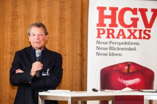 Chefredakteur der HGV-Praxis Harald Lanzertorfer auf der Bühne