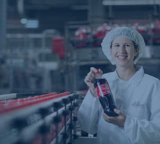 Coca Colat tart a kezében egy nő - az EDI megoldások minden területen alkalmazhatók
