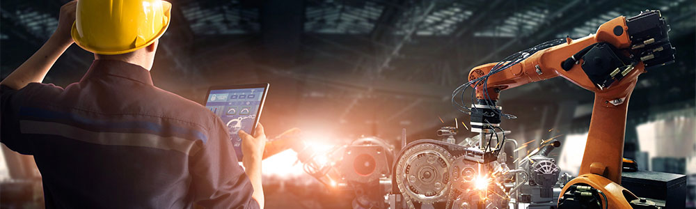 pracovník v automobilovém průmyslu se dívá na tablet, což znamená, že GEWE-TEC používá EDI ve světě automotive