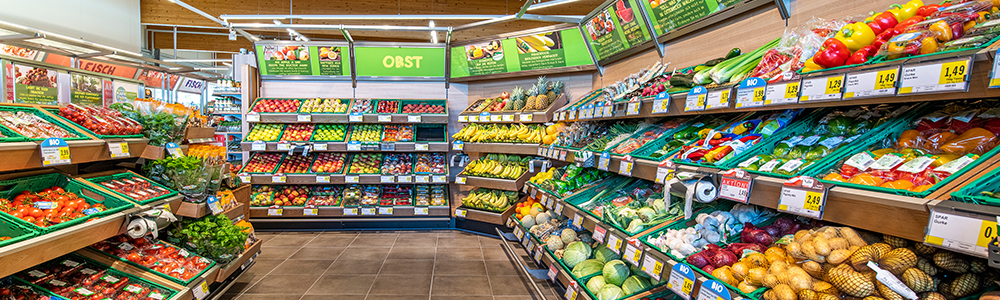 Volle Obst und Gemüseregale im Supermarkt - Das Web-EDI-Portal von EDITEL verbessert die Prozessabläufe